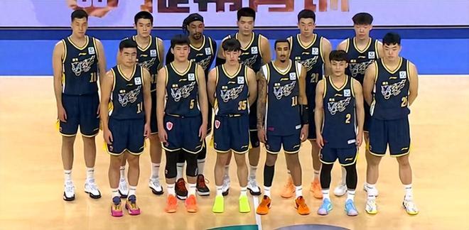 广东两老寒腿11中3+5误，却被重用，粤蜜怒问杜锋为何不用陈家政