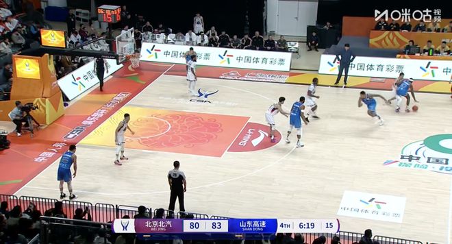 CBA俱乐部杯|高诗岩回归，山东男篮99：95击败首钢