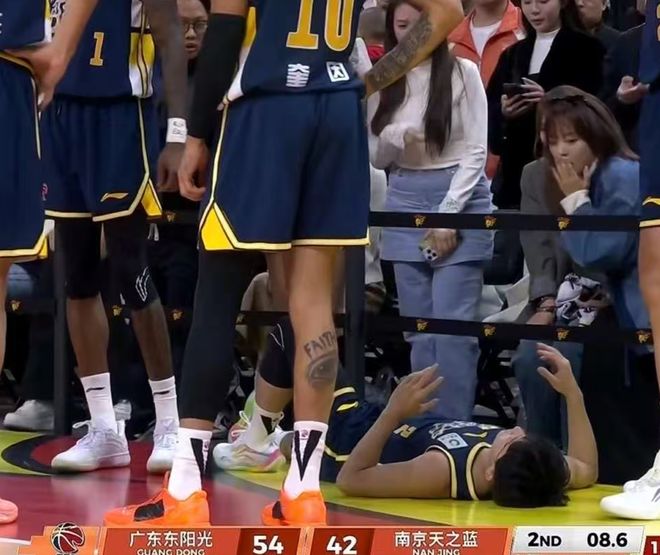 徐杰伤情出炉！关辛：医院缝针后，徐杰还想接着上场