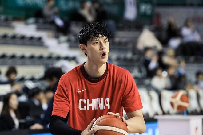 宋翔：曾凡博未参加首钢训练，本赛季去向尚无官方明确说法