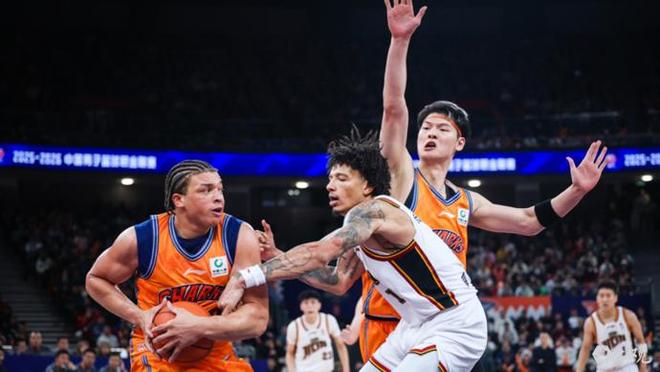 【动力图】上海男篮揭幕战万人观赛创纪录，逆转吉林迎开门红