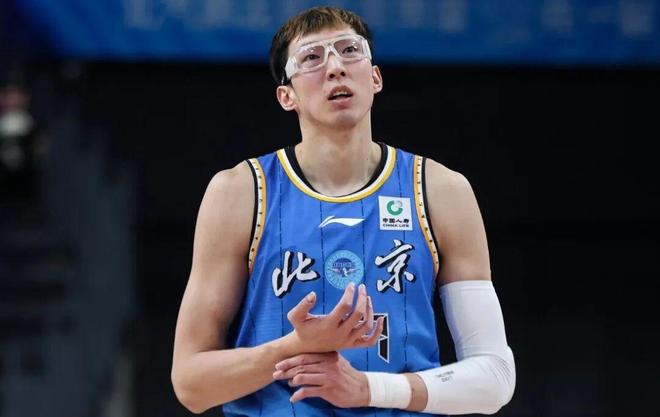 周琦眼睛出现不适，赵继伟赛季首秀完美，CBA又来超级外援！