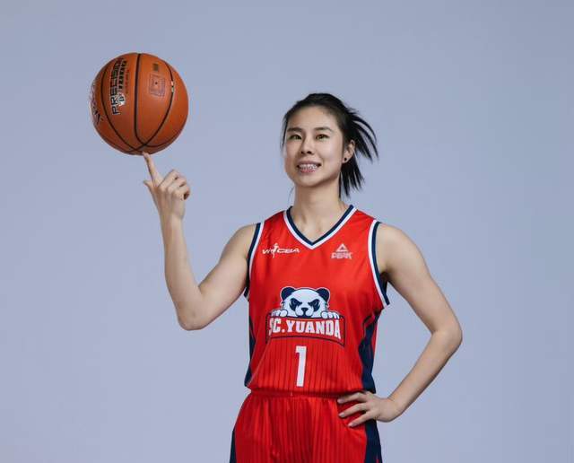 王思雨复出后，率领四川女篮豪取6连胜！王思雨目前是球员兼教练