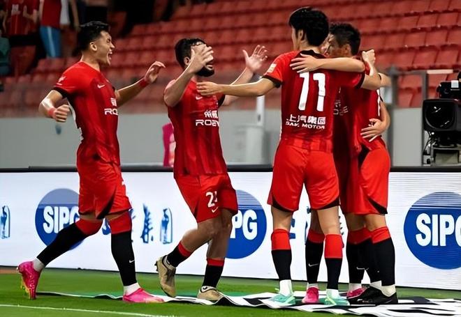 上港本土中锋位置出现久违新援，22岁就在亚冠踢首发，已官宣加盟