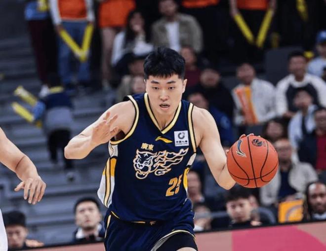 杜锋重新把张皓嘉激活了！防守顶威尔斯效果拉满，有点用了！