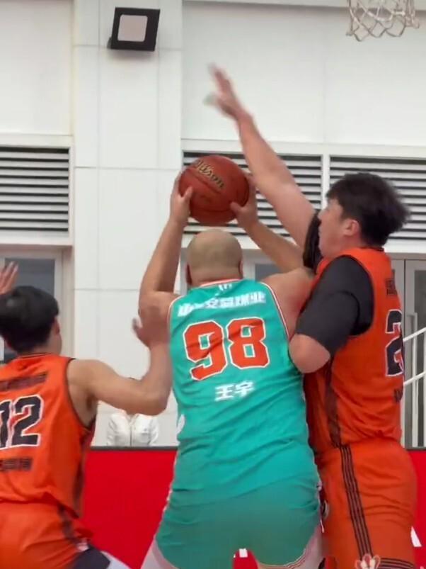 胖成球！广东旧将身材变化明显 球迷调侃成奥尼尔