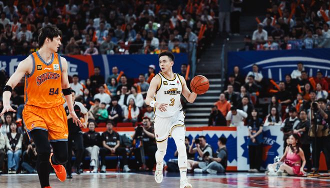 郭艾伦休赛期玩综艺曾遭质疑 赵继伟赛季期间拍广告为何无热议？