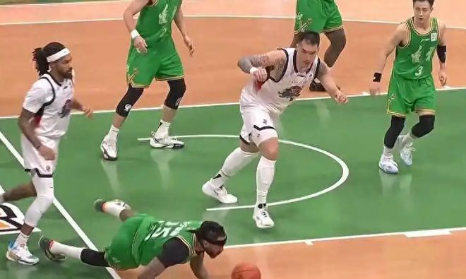 末节封神！高诗岩12分定乾坤，山东胜辽宁迎两连胜，主场静候广厦