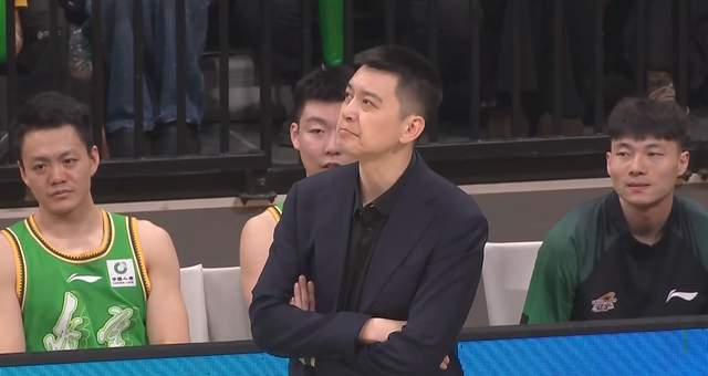 辽篮爆冷输山东，两人气得径直走回更衣室，杨鸣表情凝重，没救了