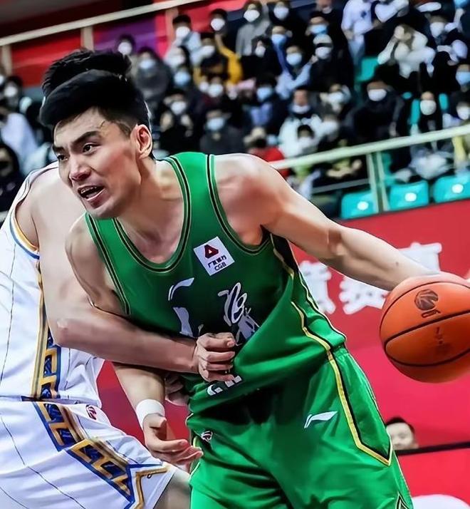 辽宁男篮不敌山东，球迷：主教练杨鸣要承担全部责任