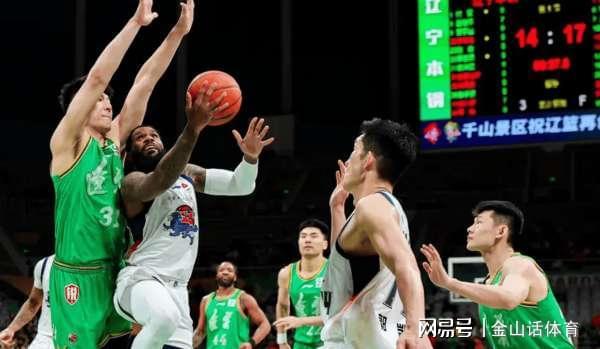 坑爹啊！2米14内线2分0板，出现超低级失误，解说: 没一点攻击力