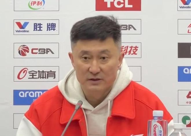 杜锋：比赛赢了但有几名队员血洒赛场；休赛期想过引进葛昭宝