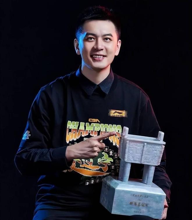 辽篮功勋主帅杨鸣荣誉：执教6个半赛季率队夺得三连冠+两亚