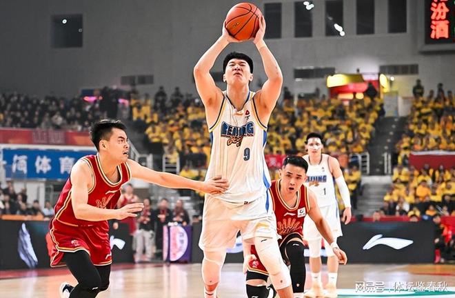 输球又输人！残阵首钢客场险胜山西，主场球迷竟把口水吐球员脸上