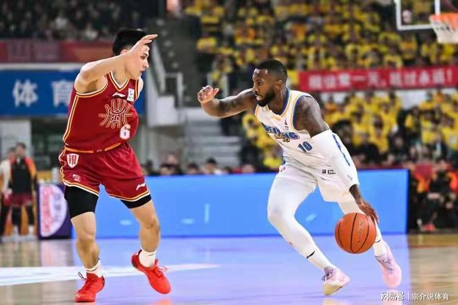 过分了！顶级强队输球输人，主场球迷向球员吐口水，CBA要重罚