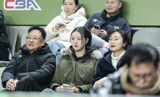 老婆来看球压力大？张常宁现身同曦主场，吴冠希连丢关键罚球