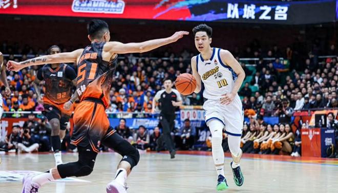 胡金秋31+8+6打爆青岛内线！孙铭徽12+7甘当绿叶 拒绝让出联赛第1