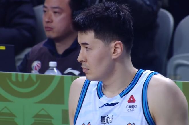 活久见！罚球三不沾葬送大好局面，疆迷评论区炸锅：是职业球员？