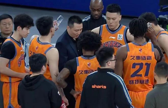 上海男篮17分大胜，王哲林25+10生涯总得分破万，洛夫顿30+10