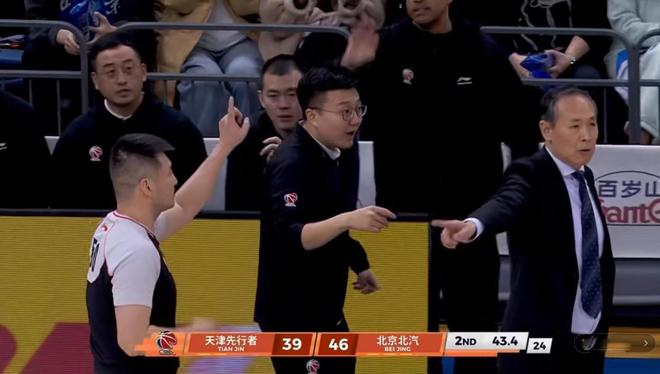 爆冷！北京男篮末节崩盘，2大主力紧急驰援，许利民：为啥还输？