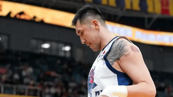 输广厦邱彪用人莫名其妙！3将状态好被换下，让于德豪上首发自爆