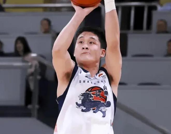 山东77-86广厦4坏消息！王证需调整防守，珀赛尔连崩，邱彪瞎乱人