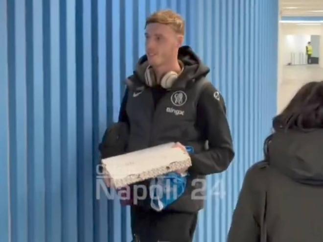 放纵时刻，战胜那不勒斯赛后，切尔西球员人手一份披萨