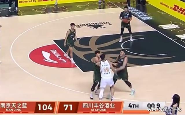 四川vs南京垃圾时间引三人被驱离场引热议 球迷吐槽不遵守潜规则