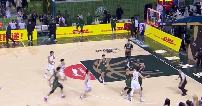 大打出手！4次夺权恐遭CBA重罚，球迷吵作一团：落后方凭啥不能投