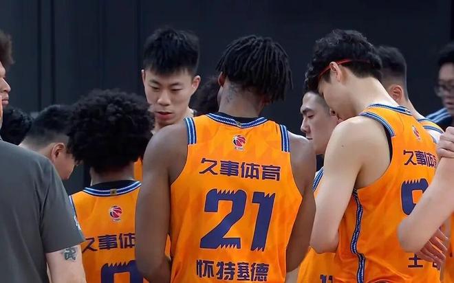 上海男篮9分力克深圳，偰李永炜16+7+8怀特塞德24+18，贺西宁43分