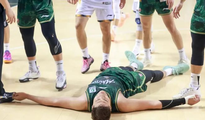 CBA大冲突！双方球员最后1秒引发推搡，3人被驱逐出场