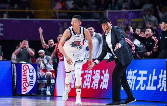 无法容忍！高诗岩不传球，山东三分王失效，郭艾伦+徐昕同时低迷