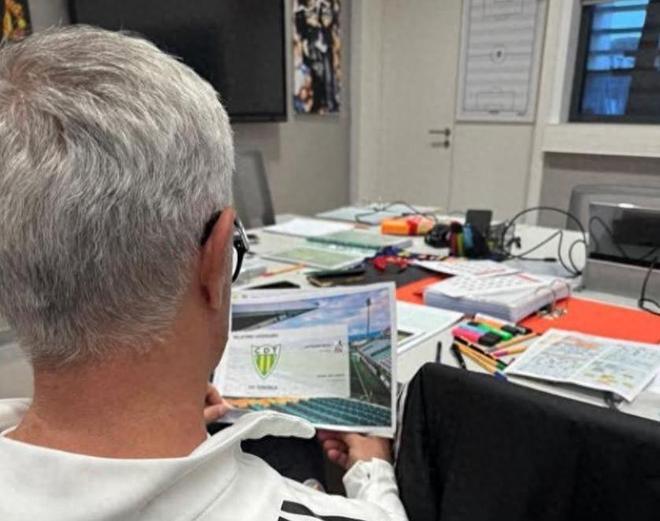 球迷质疑皇马再碰本菲卡是欧足联的剧本，穆帅笑对抽签结果