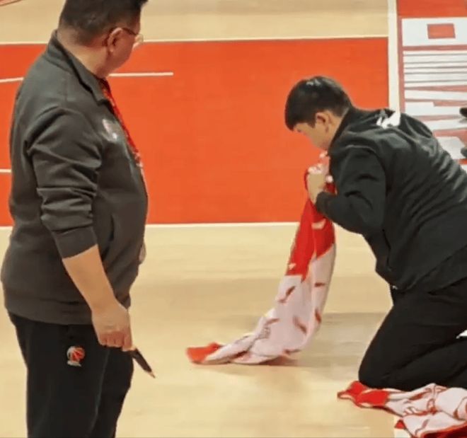 地板渗水延迟1小时！法耶悠闲躺，山西单节39分，迪亚洛暴砍21分