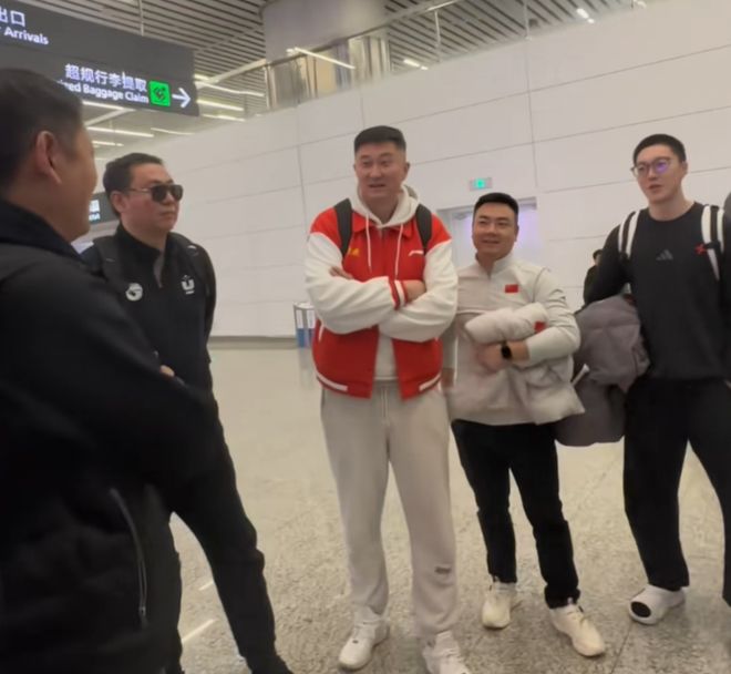 杜锋再展情商！机场偶遇王怀玉为其庆生，徐杰起头，全员唱生日歌