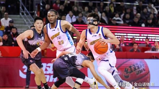 唉！26投8中，三分18中4，场上一顿胡扔，44岁少帅，根本管不了他