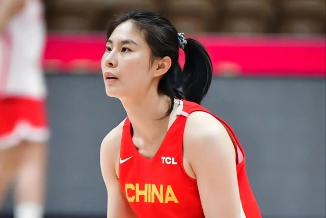 官宣！中国女篮公布最新一期大名单，王思雨、张子宇、刘禹彤领衔