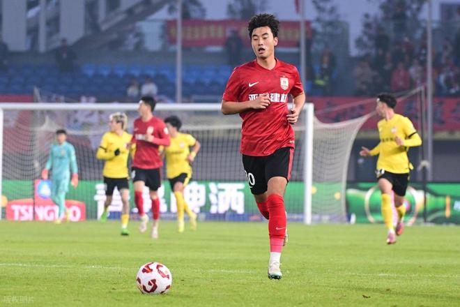 中超变天了？深圳新鹏城又签下一名国脚，“零罚分”优势冲击亚冠