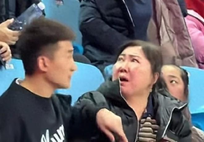 郁闷！孙铭徽家人与安保冲突！布朗疯狂出手26次，决战三分打铁！