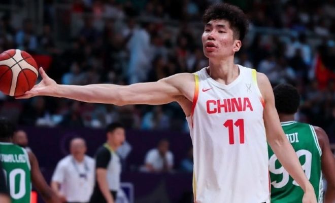 非要征召余嘉豪？球迷：CBA连打亚洲比赛的球员都培养不出来吗