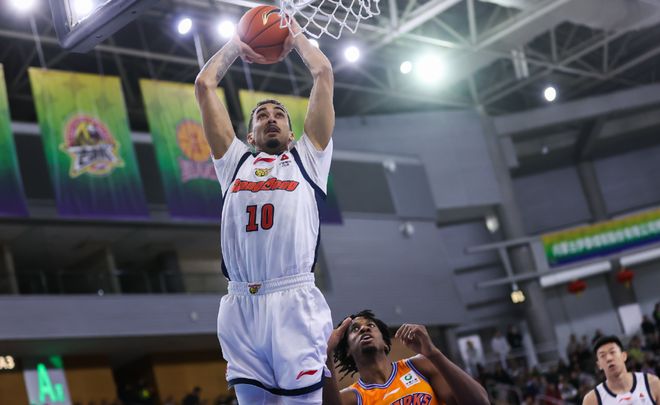 广东最新3消息！关辛透露萨姆纳伤情无碍，2件事暗示萨林杰将被裁