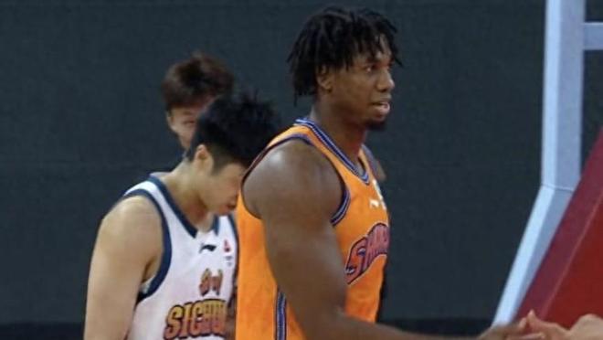 洛夫顿31分上海战胜广东闯进杯赛四强，赛季三杀打服广东