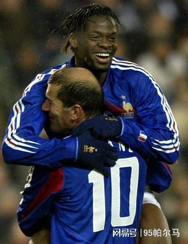 想复制亨利的前锋，错过了欧冠决赛和世界杯决赛，33岁退役大变身