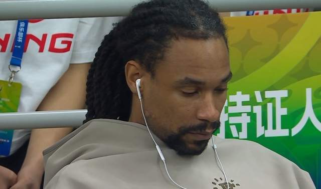 离谱！戴着耳机刷手机，广东强援躺平，杜锋拿他没办法，快裁掉吧