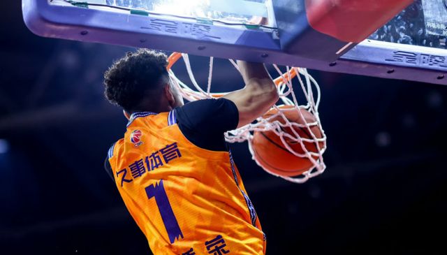 上海男篮拒绝输球！全力淘汰山东队，卢伟冲击决赛，央视直播