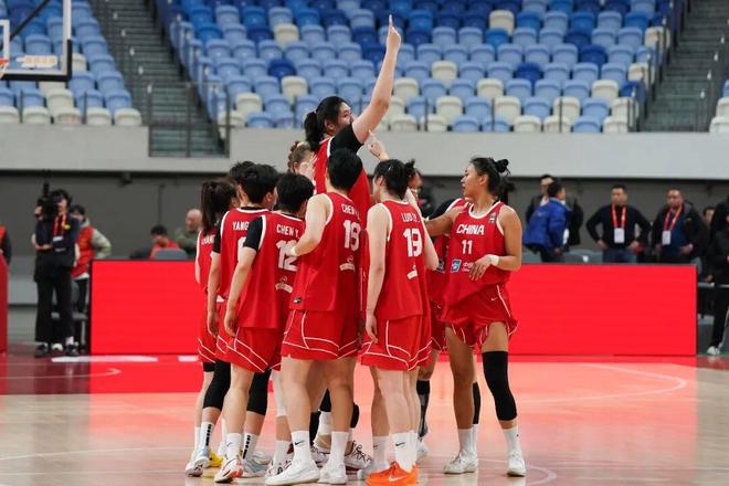 中国女篮热身赛开门红，张子宇砍下21分