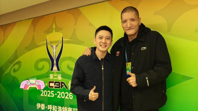 啥叫CBA顶流？杨鸣一不小心成了主角，风头竟然完全盖过了杜锋！