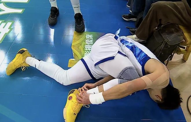 突发！孙铭徽杯赛突破过程90°崴脚，表情痛苦，期待无碍吧！