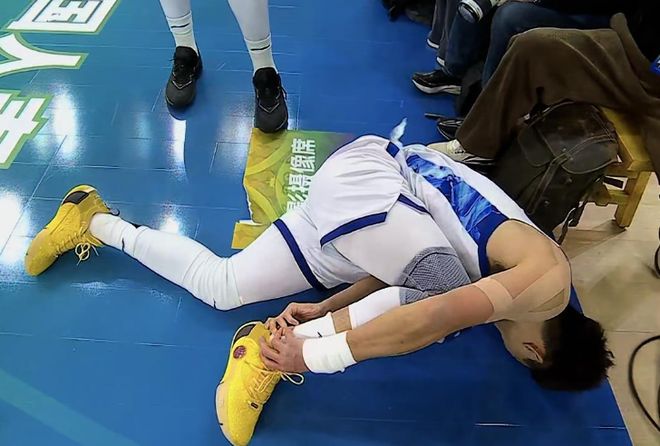 广厦官宣孙铭徽伤情：右距腓前韧带部分撕裂多处损伤 伤停6-8周