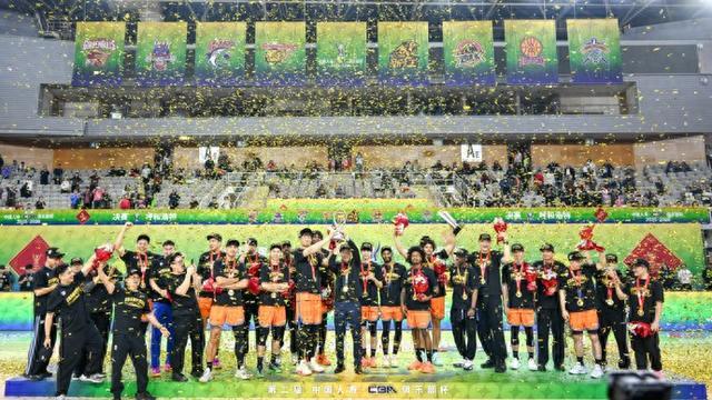 这次可以“半场开香槟”，上海男篮大胜山西队，成功卫冕CBA俱乐部杯